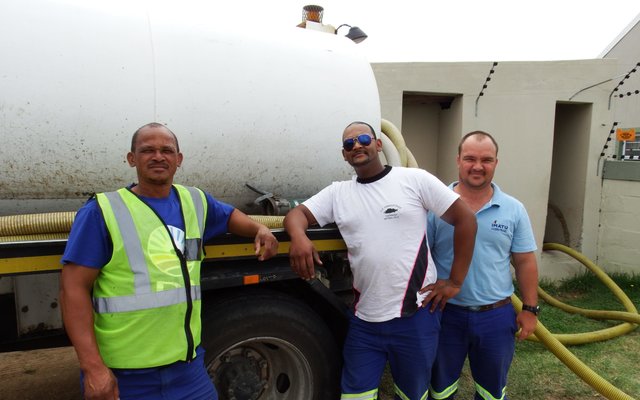 Mens kan dink dit is nie ‘n gepaste foto nie. Waarom nie? Die foto is op Kersdag geneem en is ‘n toonbeeld van Gansbaai Munisipale Administrasie se verbintenis (commitment) tot goeie en getroue dienslewering - ook op Kersdag. Daar is “gewoonweg” voortgegaan met die leeg maak van riooltenke, asook vullisverwydering. Vlnr op die foto is Samuel Willemse, Marquan Dreyer en Theuns Otto besig om in Franskraal ‘n riooltenk leeg te pomp.